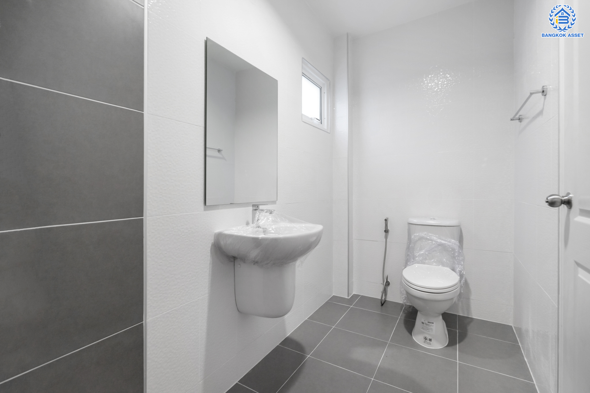 บ้านมือสองตกแต่งใหม่ ม.บุรีรมย์ วงแหวนฯ-ปิ่นเกล้า (ซ.วัดพระเงิน) บ้านแฝดหลังใหญ่ เนื้อที่ 38.5 ตร.ว. ฟังก์ชัน 3 ห้องนอน 2 ห้องน้ำ 1 ที่จอดรถ เดินทางสะดวกสบาย บนทำเลเชื่อมต่อ ถ.กาญจนาภิเษก ใกล้เซ็นทรัลเวสต์เกต รถไฟฟ้าสายสีม่วง "สถานีตลาดบางใหญ่" และทางด่วนศรีรัช!...